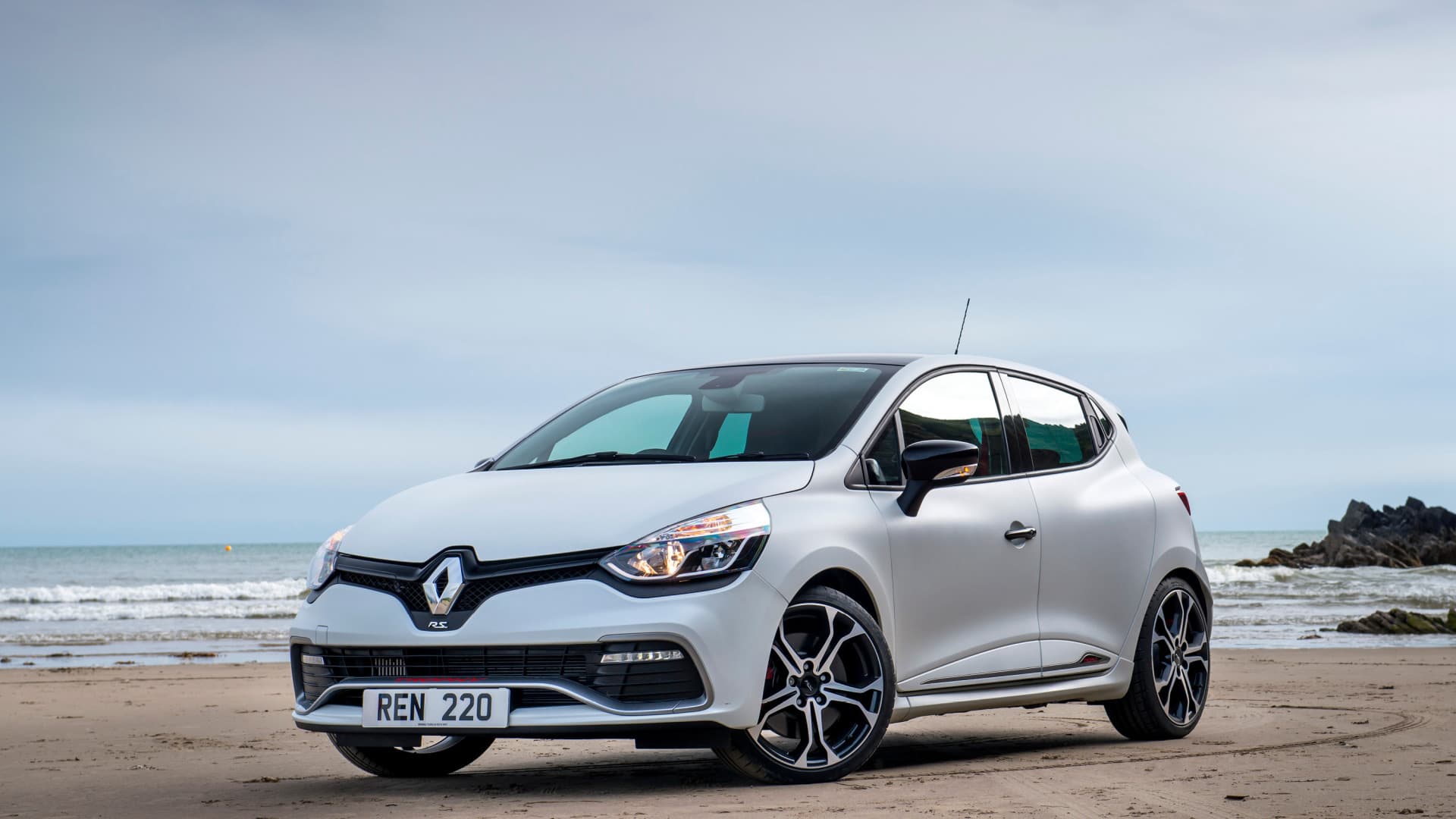 Renault Clio à louer sur la plage en normandie